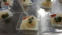 spaghetti di riso con salsa yogurt