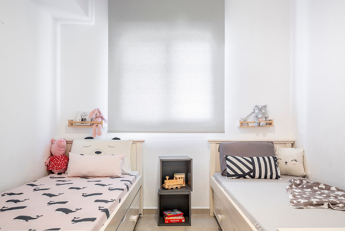 חדר ילדים לבן ולבת עם מקום למשחקים