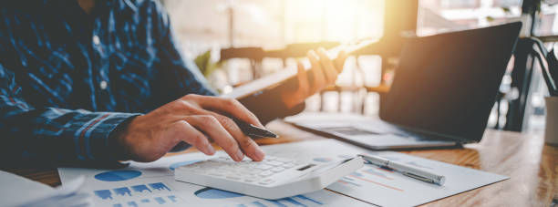 Mortgage broker working out refinance savings for client