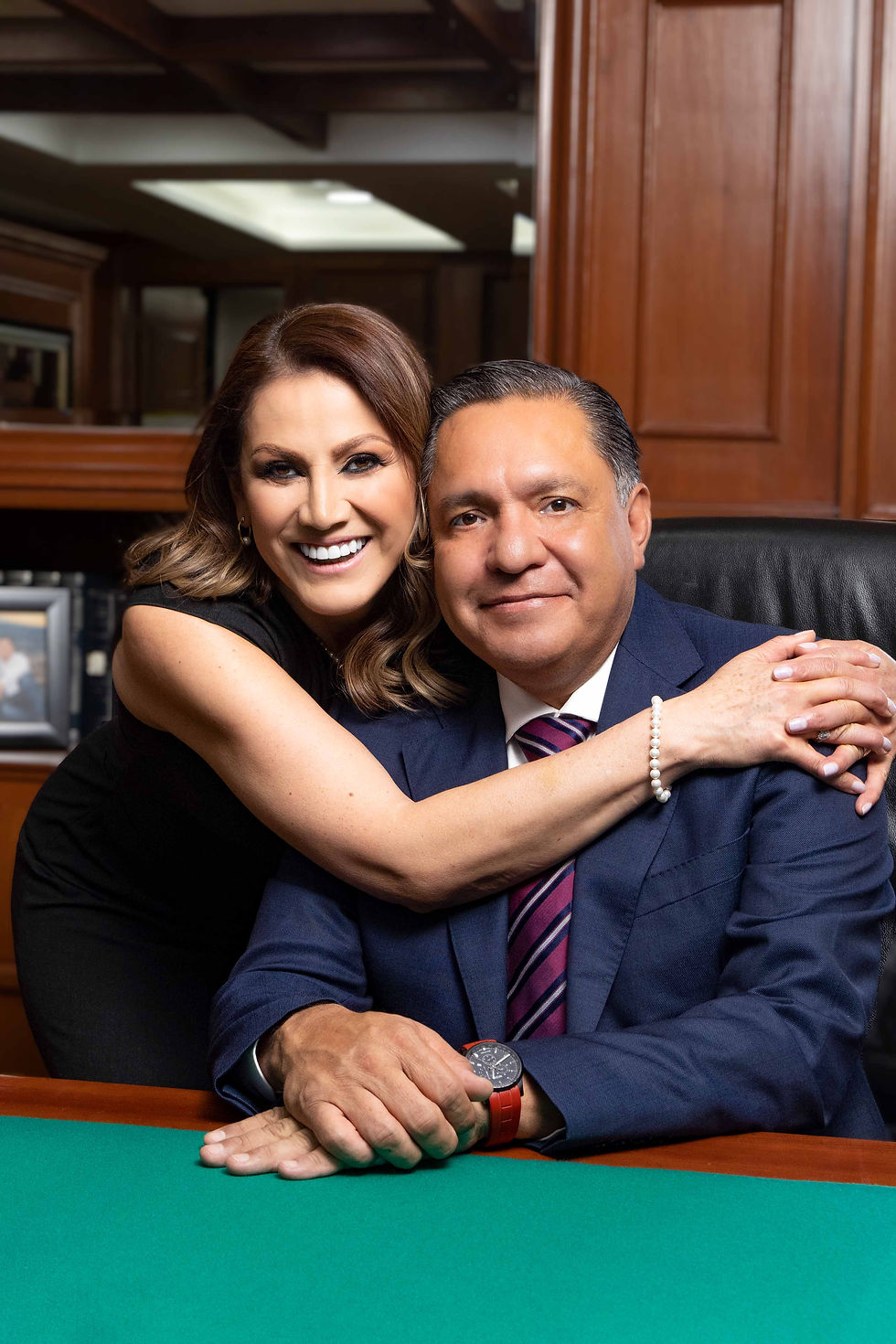 Rocío pegueros y Ricardo Moreno abrazo escritorio 1
