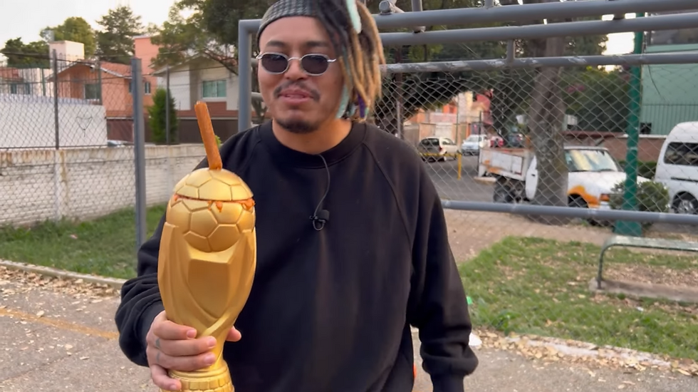 lalo elizarrarás con michelada en forma de copa mundial de la fifa