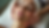 Vista a nivel de los ojos de una mujer recibiendo masaje facial relajante en un spa