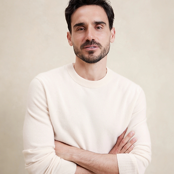 Man wearing beige cashmere crew-neck sweater