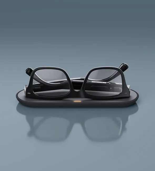 Lunettes Nuance Audio Plus posées sur leur socle de recharge