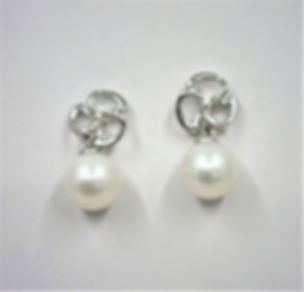 EP1 - 18ct Flower 18 carat white Gold, w/ 8mm Akoya white pearl