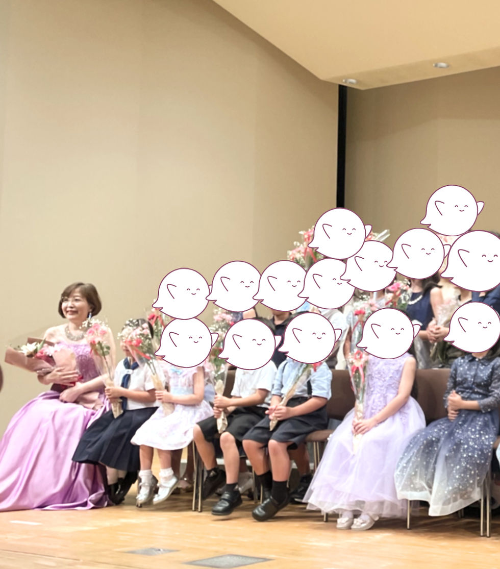 生徒さんとお花を持って記念写真