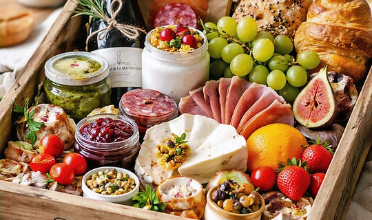 Premium Frühstückskorb für zwei Personen mit Winzer-Sekt, Lachs, Käse und regionalen Spezialitäten im Inntal