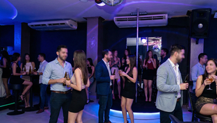 Pista do Atiradouro's Clube em Salvador. Público gerado por iA.