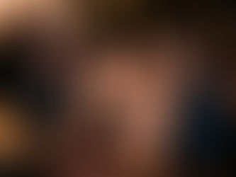 Dois casais conversando e sorrindo no bar da balada