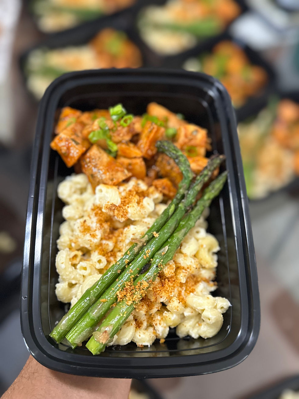 Miniatura: Korean BBQ–Glazed Chicken with Light Mac & Cheese and Asparagus
