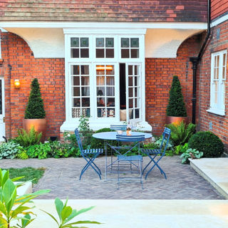 Bay window terrace with coffee table area