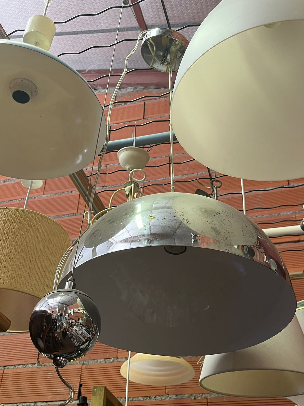 Suspension vintage chrome Space Age des années 70, luminaire rétro au design futuriste chiné chez RECUPALYS, idéal pour une décoration intérieure seventies ou contemporaine.