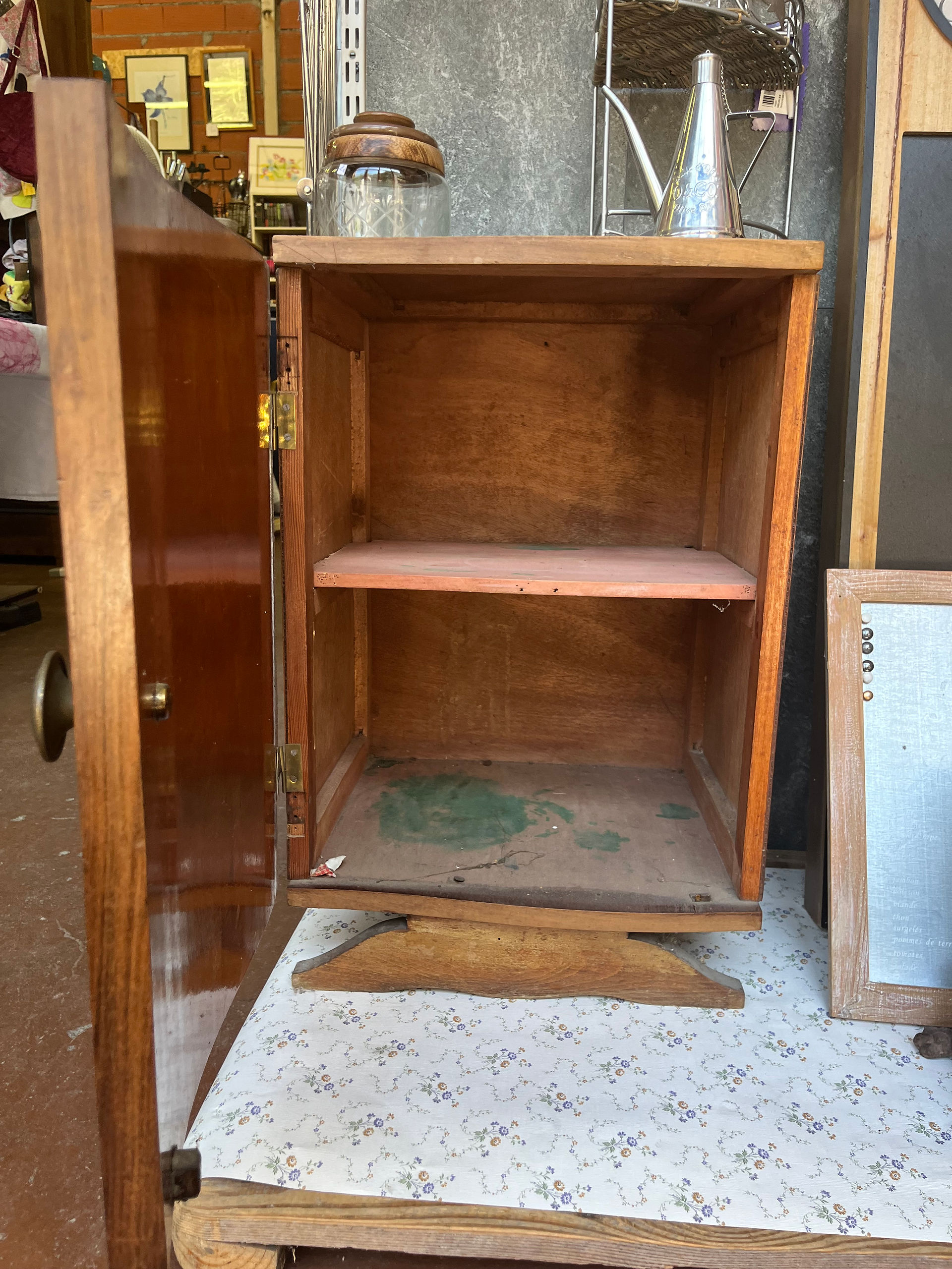 Petit meuble vintage en bois des années 50-60, chevet ou meuble d’appoint rétro chiné chez RECUPALYS, idéal pour une décoration chaleureuse, vintage ou campagne chic.