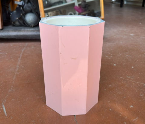 vase hexagonal rose pastel au design géométrique rétro, décoration seconde main à Récupalys Saiguède.
