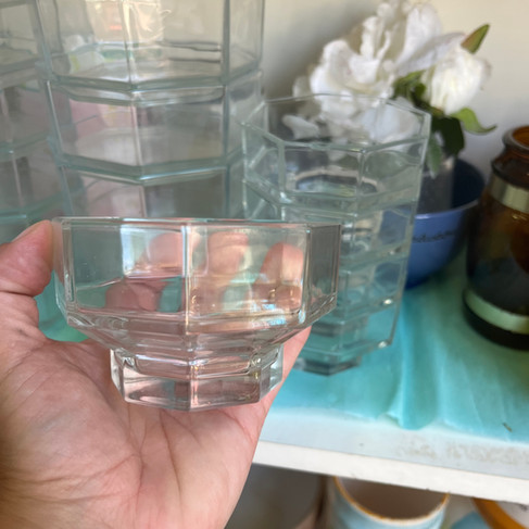 Coupelles gigognes vintage en verre transparent fumé, vaisselle rétro empilable des années 70-80 chinée chez RECUPALYS, idéale pour une table vintage, des desserts élégants ou une décoration minimaliste et rétro.