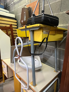Ancien pupitre d’écolier vintage en bois et métal jaune, mobilier scolaire rétro chiné chez RECUPALYS, idéal pour une décoration originale, un coin enfant ou un intérieur esprit atelier vintage.