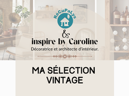 Couverture de l'article sur la collaboration entre RécuPaLys et Caroline, architecte d'intérieur, présentant une sélection d'objets déco vintage, bouteilles d'apothicaire ambrées et miroir ancien dans un style minimaliste.