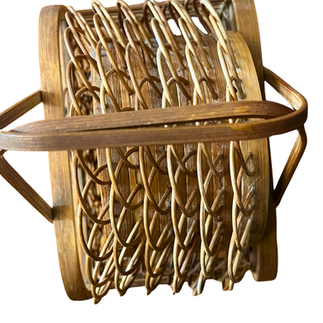 Ensemble de sous-verres en rotin empilés dans leur support, objet déco seconde main au style bohème naturel