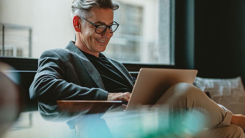 Geschäftsmann arbeitet entspannt an seinem Laptop – digitales Arbeiten, Zeitmanagement und Selbstorganisation.