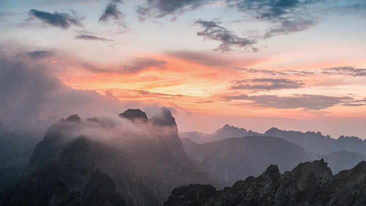 Mystische Berglandschaft im Sonnenaufgang – Sinnbild für innere Klarheit und Transformation durch AVA Meditation mit Thomas Andres