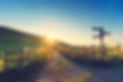 Weg in der Natur mit Zaun im Sonnenuntergang, symobilisiert die Philosophie von Sein-freude-leben