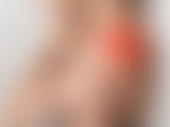 Person hält die schmerzende Schulter, der Bereich an der Vorderseite ist markiert. Symbolbild für Schulterschmerzen und typische Beschwerden im Alltag und Training