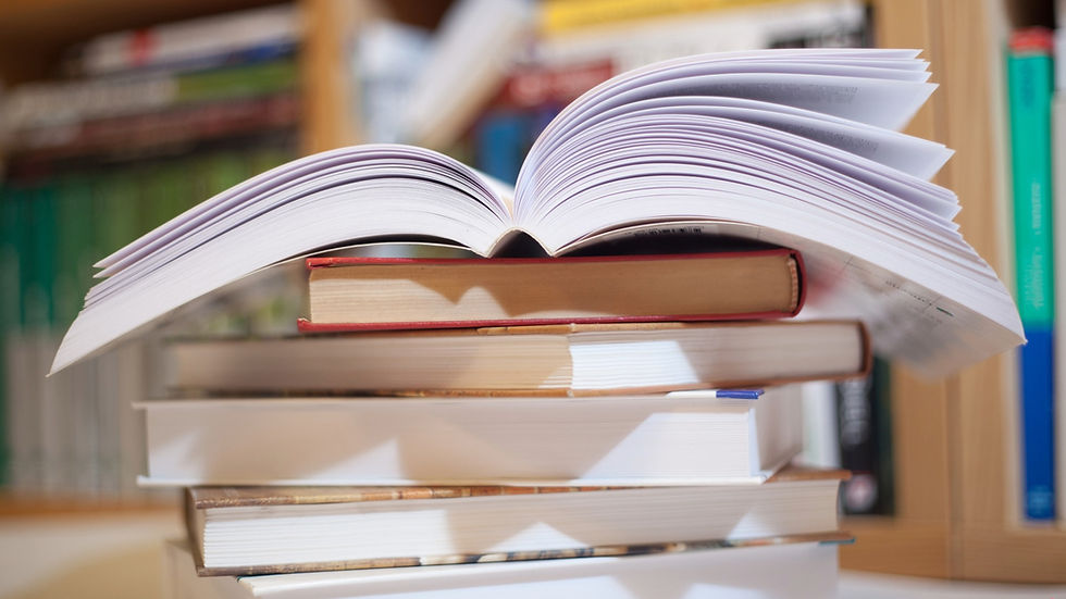 Offene Fachbücher auf einem Bücherstapel – Lernmaterialien für Jurastudium, Examensvorbereitung Jura und strukturierte Klausurvorbereitung.