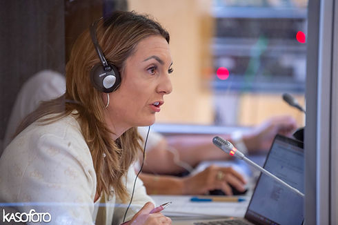 Konferenzdolmetscherin mit Headset