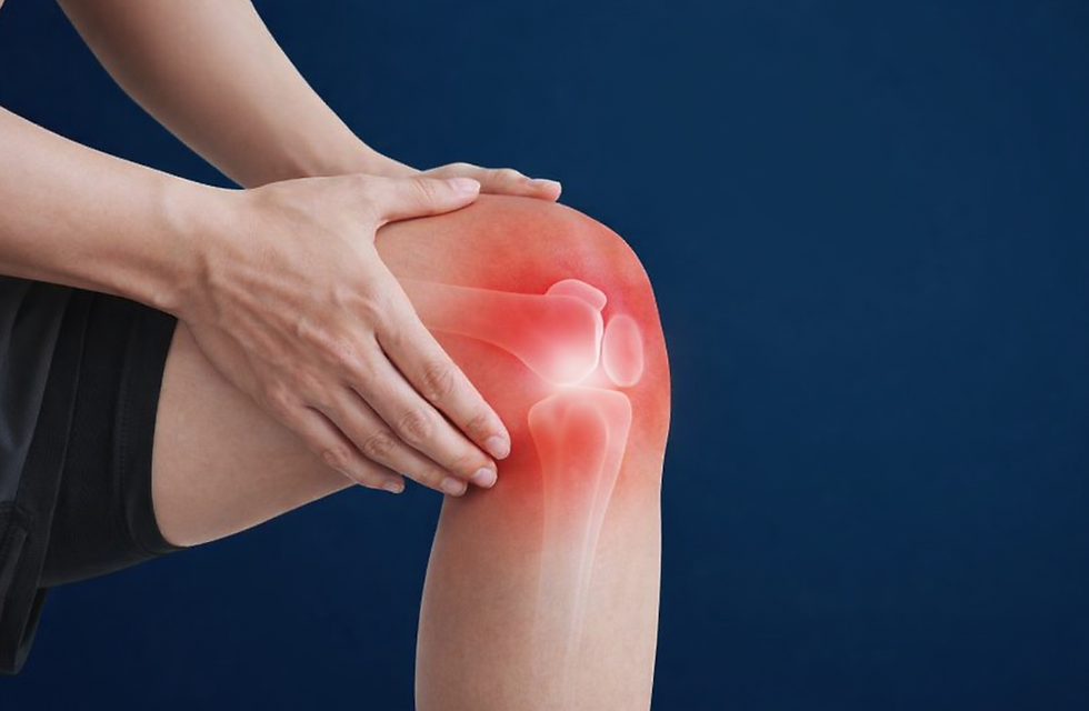 Eine Person hält sich das schmerzende Knie, die betroffene Stelle ist markiert; das Bild visualisiert typische Kniebeschwerden im Alltag und Sport