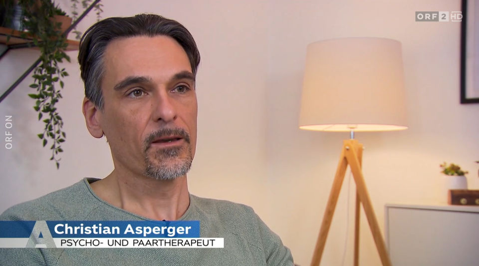Christian Asperger, Psycho- und Paartherapeut in Wien, im Interview auf ORF2. Das Bild zeigt ihn in seiner Praxisumgebung, während er über Themen der Paartherapie, Paarberatung und Eheberatung in Wien spricht – ein authentischer Einblick in seine therapeutische Arbeit.
