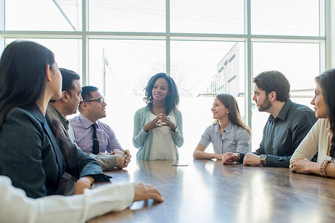 Instrutora fazendo explicação aos alunos