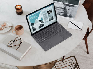 Online presenter hosting a webinar with audience on a free webinar platform in 2026 using a laptop and ring light