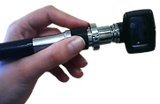 Tenue de l'otoscope comme un stylo