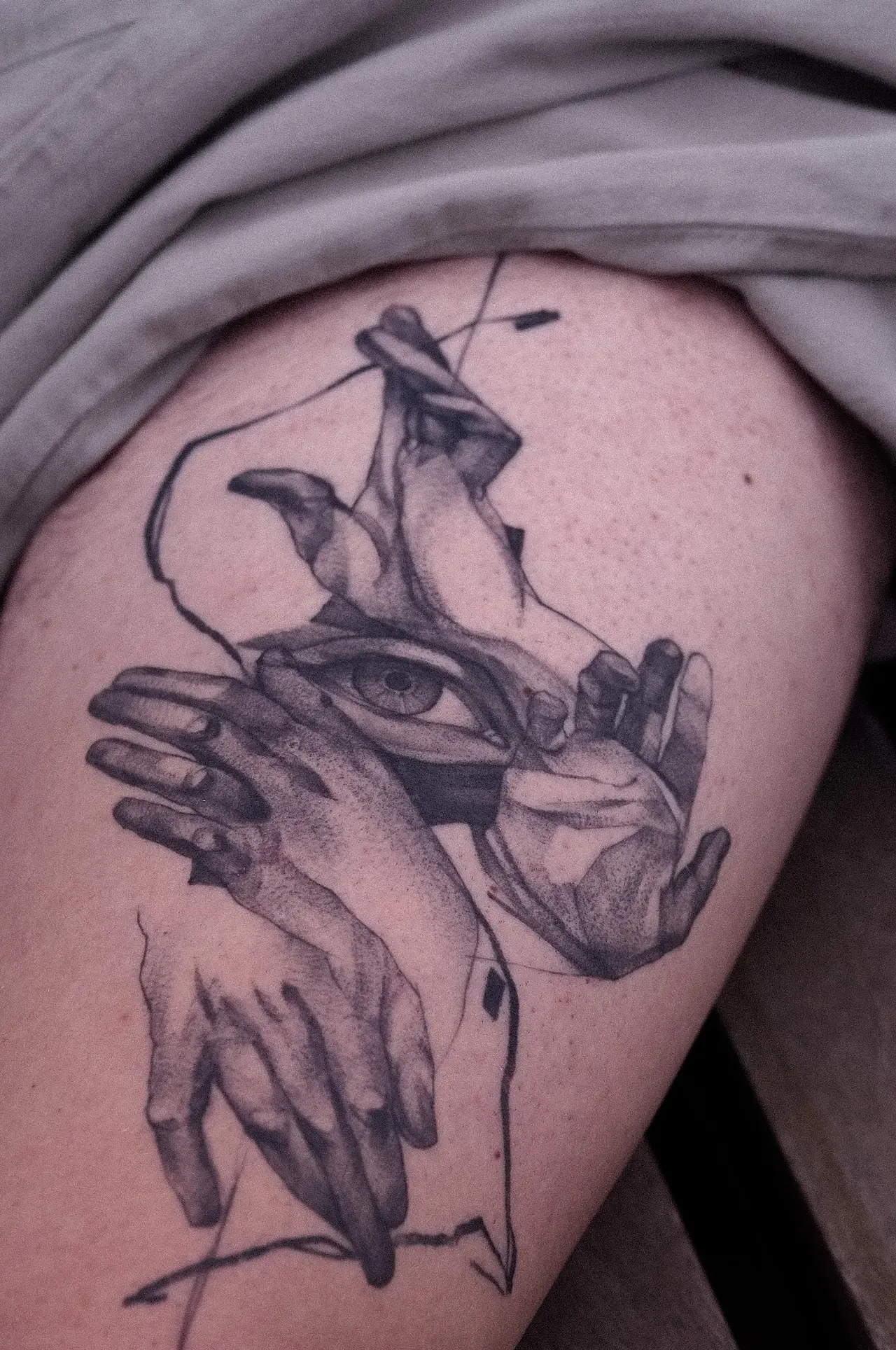 Verheiltes Hände-und-Auge-Tattoo nach 1–2 Jahren — Schattierung gleichmäßig gesetzt, kein verblasstes Tattoo.