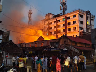 ಕುಂದಾಪುರ: ರಥಬೀದಿಯಲ್ಲಿ ಭೀಕರ ಅಗ್ನಿ ದುರಂತ; ಪಟಾಕಿ ಸೇರಿ ಆರು ಅಂಗಡಿಗಳು ಸುಟ್ಟು ಭಸ್ಮ