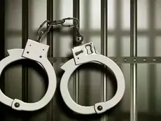 ಸುಳ್ಯ: ಸಾಲ ಮರಳಿಸುವ ನೆಪದಲ್ಲಿ ಚಿನ್ನಾಭರಣ ದೋಚಿದ ಮಹಿಳೆ
ಆರೋಪಿಯನ್ನು ಬಂಧಿಸಿದ ಪೊಲೀಸರು