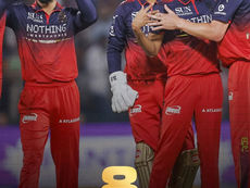 RCB ಬೌಲರ್ಗಳ ಬಿರುಗಾಳಿ: 8 ರನ್ಗೆ 6 ವಿಕೆಟ್ ಕುಸಿದ ಡೆಲ್ಲಿ!