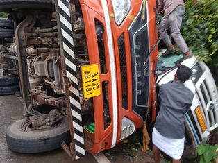 ದೇವರಕೊಲ್ಲಿ ಬಳಿ ಭೀಕರ ಅಪಘಾತ: ಟಿಟಿ ಮೇಲೆ ಮಗುಚಿದ ಲಾರಿ; ಹಲವರಿಗೆ ಗಂಭೀರ ಗಾಯ