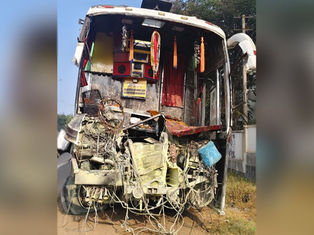 ಹಾಸನ : ಲಾರಿಗೆ ಖಾಸಗಿ ಬಸ್ ಡಿಕ್ಕಿ - 20ಕ್ಕೂ ಹೆಚ್ಚು ಪ್ರಯಾಣಿಕರಿಗೆ ಗಾಯ, ಚಾಲಕನ ಸ್ಥಿತಿ ಗಂಭೀರ