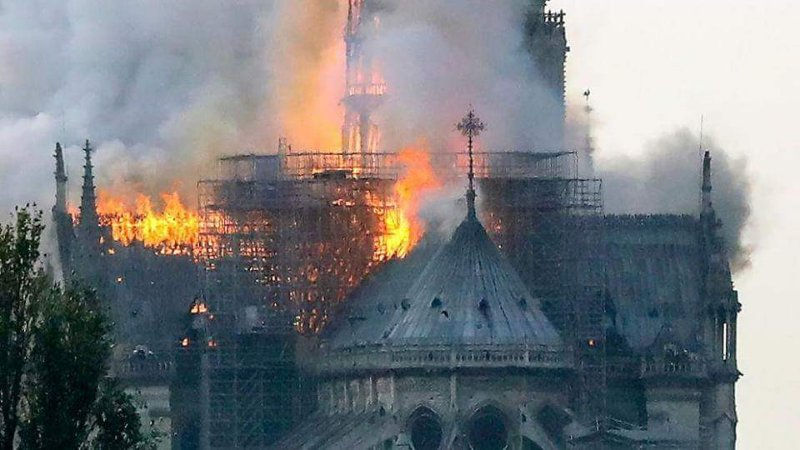Incêndio destrói Catedral de Notre-Dame.
