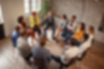 gruppentherapie teilnehmer sitzen im kreis und sprechen miteinander