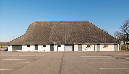 Buitenzijde schuur witte boerderij.png