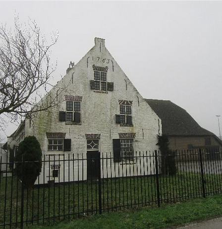 Voorzijde Witte Boerderij Heinenoord voor restauratie.png