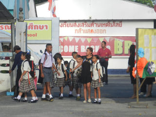บรรยากาศเปิดเรียนวันแรก ยินดีต้อนรับนักเรียนทุกคนนะรับ