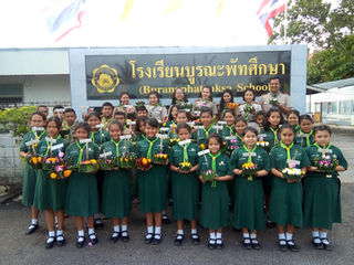 จิตอาสานักเรียนช่วยกันทำกระทง เพื่อมอบให้กับคนในชุมชน ที่ไม่มีกระทงลอยในวันนี้