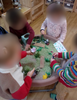 children playing with a messy tray 