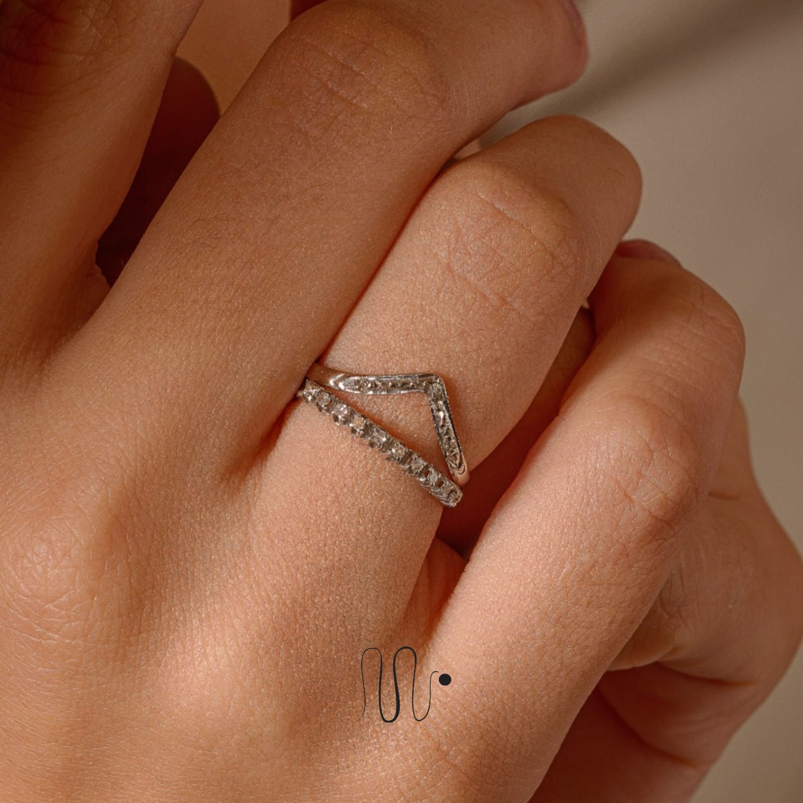 Anel V em ouro branco e diamantes