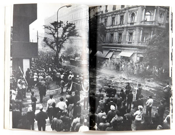 La fuite en avant de Moscou. Invasion de la Tchécoslovaqiue en Août '68 is a photo book by various photographers on Czech revolution published by Force Ouvrière Informations, Paris, France,1972