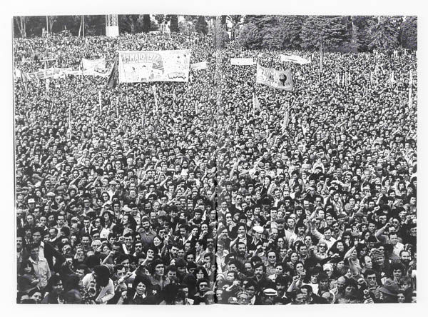 Especial Libertade: Lisboa is a photo book by photographers Guilherme Silva, Carlos Gil on Portugal revolution published by Kiosk zine, Lisboa, Portugal,2024