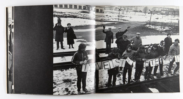 Taiteilijoiden rauhanjuna is a photo book by photographer Pertti Hietanen on Finland antinuclear protest published by Taiteilijoiden rauhanjunatoimikunta, Helsinki, Finland,1982